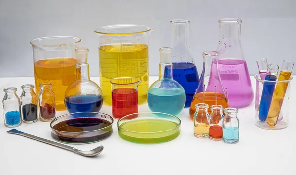 Laborgläser Mit Flüssigkeiten Verschiedenen Farben Auf Weißem Tisch Volumetrische Laborgläser — Stockfoto
