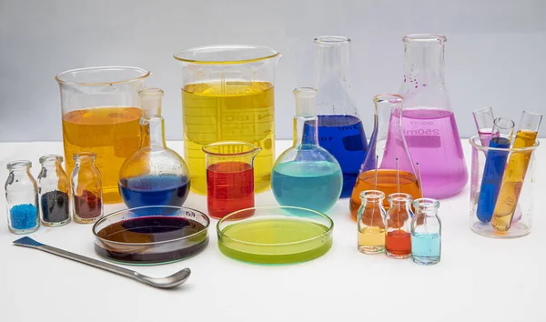 Vetreria Laboratorio Con Liquidi Diversi Colori Tavola Bianca Vetreria Laboratorio — Foto Stock