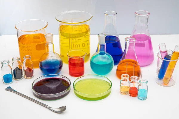 Laborgläser Mit Flüssigkeiten Verschiedenen Farben Auf Weißem Tisch Volumetrische Laborgläser — Stockfoto