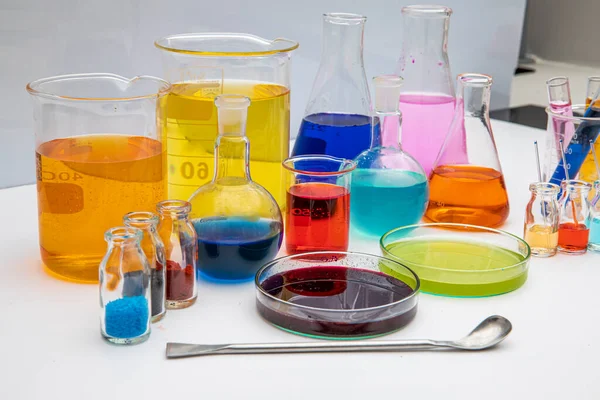 Vidrio Laboratorio Con Líquidos Diferentes Colores Sobre Mesa Blanca Vidrio — Foto de Stock