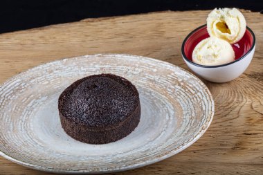 Dondurmalı sıcak çikolatalı sufle keki, (TR: Sicak Cthe Sufle Dondurmali).