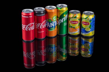 İstanbul, Türkiye - 28 Ağustos 2020; Konserve içecekler. Siyah arka planda yansıma, Coca Cola, Fanta ve Sprite. Coca-Cola, Fanta ve Sprite Cans Coca-Cola Company tarafından üretilen üç içecek..