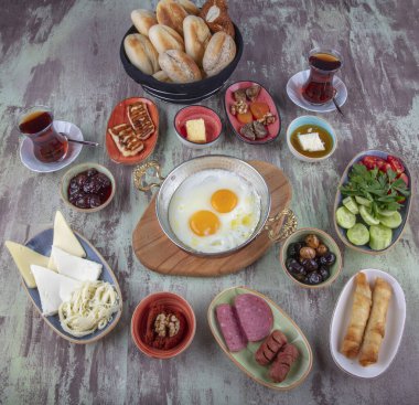 Lezzetli geleneksel Türk kahvaltısı masada. Renkli, geleneksel Türk kahvaltısı.