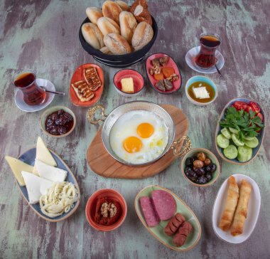 Lezzetli geleneksel Türk kahvaltısı masada. Renkli, geleneksel Türk kahvaltısı.