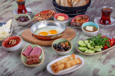 Lezzetli geleneksel Türk kahvaltısı masada. Renkli, geleneksel Türk kahvaltısı.