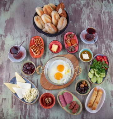 Lezzetli geleneksel Türk kahvaltısı masada. Renkli, geleneksel Türk kahvaltısı.