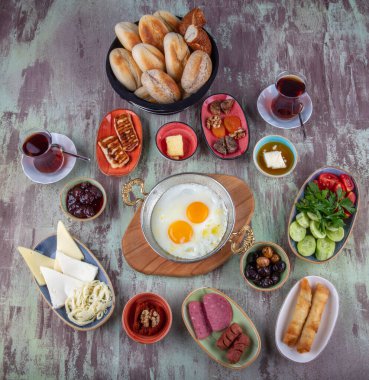 Lezzetli geleneksel Türk kahvaltısı masada. Renkli, geleneksel Türk kahvaltısı.