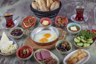 Lezzetli geleneksel Türk kahvaltısı masada. Renkli, geleneksel Türk kahvaltısı.