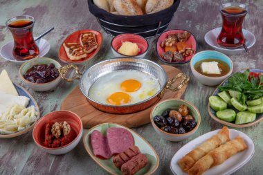 Lezzetli geleneksel Türk kahvaltısı masada. Renkli, geleneksel Türk kahvaltısı.