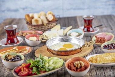 Geleneksel Türk kahvaltısı, yumurta, domates, salatalık, zeytin, ekmek. Türk kahvaltısı.