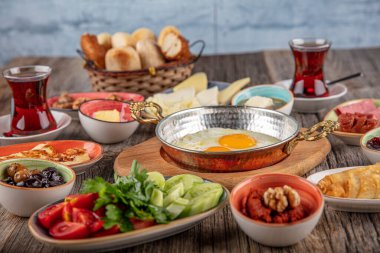 Geleneksel Türk kahvaltısı, yumurta, domates, salatalık, zeytin, ekmek. Türk kahvaltısı.