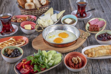 Geleneksel Türk kahvaltısı, yumurta, domates, salatalık, zeytin, ekmek. Türk kahvaltısı.