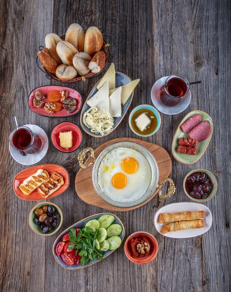 Traditional Turkish Breakfast Egg Tomatoes Cucumber Olive Bread Turkish Spread — Stock Photo, Image