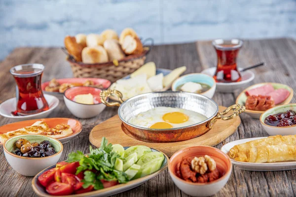 Traditionelles Türkisches Frühstück Tomaten Gurken Oliven Brot Türkisches Frühstück — Stockfoto