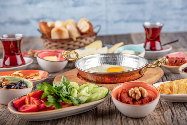 Traditional Turkish Breakfast Egg Tomatoes Cucumber Olive Bread Turkish Spread — Stock Photo, Image