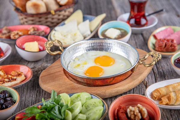 Traditional Turkish Breakfast Egg Tomatoes Cucumber Olive Bread Turkish Spread — Stock Photo, Image