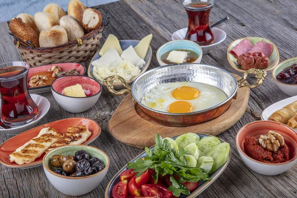 Παραδοσιακό Τούρκικο Πρωινό Αυγό Ντομάτες Αγγούρι Ελιά Ψωμί Τούρκικο Πρωινό — Φωτογραφία Αρχείου