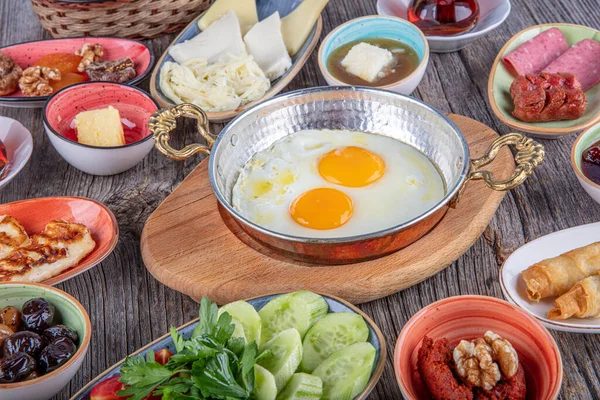 Παραδοσιακό Τούρκικο Πρωινό Αυγό Ντομάτες Αγγούρι Ελιά Ψωμί Τούρκικο Πρωινό — Φωτογραφία Αρχείου