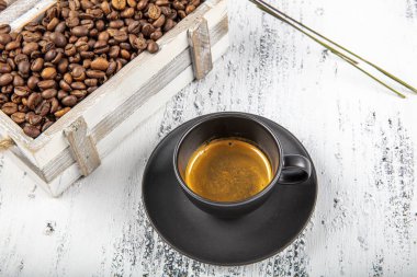 Bir bardak dumanlı aromatik ristreto kahve. Kafedeki masada kahve var..