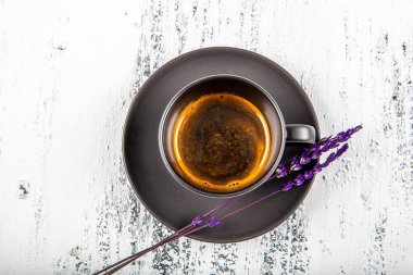 Bir bardak dumanlı aromatik ristreto kahve. Kafedeki masada kahve var..