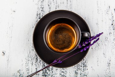 Bir bardak dumanlı aromatik ristreto kahve. Kafedeki masada kahve var..