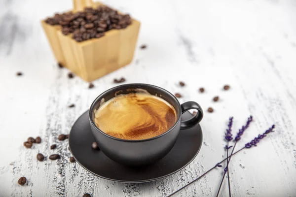 Doppelter Espresso Close Espressotasse Mit Kaffeebohnen Auf Altem Holztisch — Stockfoto