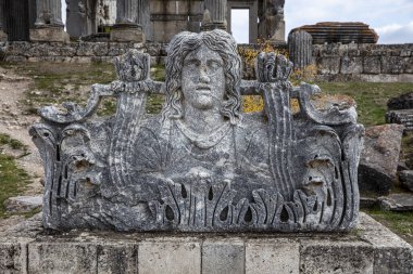 Zeus tapınağı ile birlikte Aizonai antik şehir harabeleri. Aizanoi antik kenti Cavdarhisar, Kutahya, Türkiye
