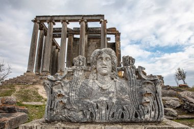 Zeus tapınağı ile birlikte Aizonai antik şehir harabeleri. Aizanoi antik kenti Cavdarhisar, Kutahya, Türkiye