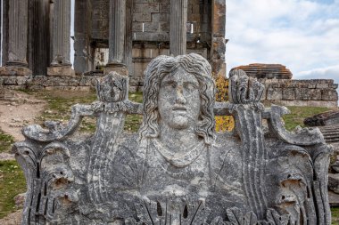 Zeus tapınağı ile birlikte Aizonai antik şehir harabeleri. Aizanoi antik kenti Cavdarhisar, Kutahya, Türkiye