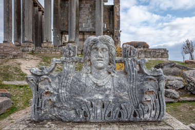 Zeus tapınağı ile birlikte Aizonai antik şehir harabeleri. Aizanoi antik kenti Cavdarhisar, Kutahya, Türkiye