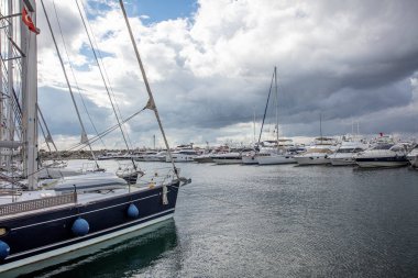 Yakuplu, Beylikduzu, İstanbul, Türkiye - 11 Kasım 2020; İstanbul, Beylikduzu Yakuplu Yat Limanı. Yelkenli limanı, yelkenli yatı limanda demirli, lüks yaşam tarzı ve zenginlik konsepti..