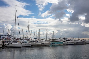 Yakuplu, Beylikduzu, İstanbul, Türkiye - 11 Kasım 2020; İstanbul, Beylikduzu Yakuplu Yat Limanı. Yelkenli limanı, yelkenli yatı limanda demirli, lüks yaşam tarzı ve zenginlik konsepti..