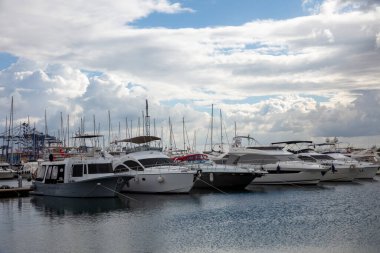 Yakuplu, Beylikduzu, İstanbul, Türkiye - 11 Kasım 2020; İstanbul, Beylikduzu Yakuplu Yat Limanı. Yelkenli limanı, yelkenli yatı limanda demirli, lüks yaşam tarzı ve zenginlik konsepti..