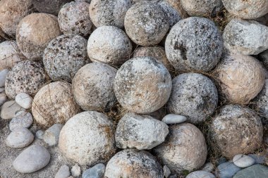 Mancınık ve taş gülleler. Antik Roma Şehri Arizona, Kutahya, Türkiye.