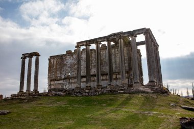 Kutahya 'nın Cavdarhisar bölgesindeki Aizanoi Zeus Tapınağı. Antik Roma Şehri Arizona, Kutahya, Türkiye.