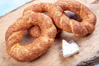 Simit adında bir Türk fast food simidi. Susamlı Türk simidi Simit. Simit geleneksel Türk pastanesidir. Türk gevreği, susamlı simit örülmüş..