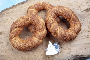 Simit adında bir Türk fast food simidi. Susamlı Türk simidi Simit. Simit geleneksel Türk pastanesidir. Türk gevreği, susamlı simit örülmüş..