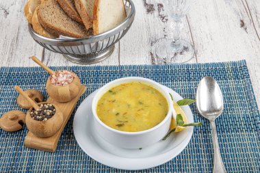 Kremalı ve maydanozlu balık çorbası. Kremalı ve doyurucu balık çorbası. Temiz yemek, sağlıklı ve diyet gıda konsepti. Yukarıdan bak, en iyi stüdyo çekimi..