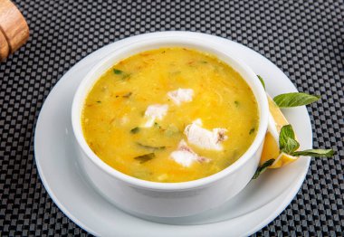 Kremalı ve maydanozlu balık çorbası. Kremalı ve doyurucu balık çorbası. Temiz yemek, sağlıklı ve diyet gıda konsepti. Yukarıdan bak, en iyi stüdyo çekimi..