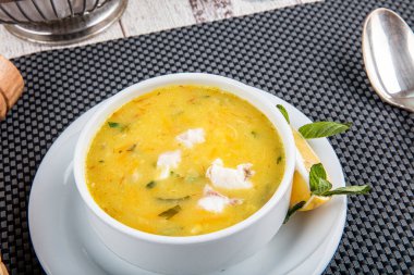 Kremalı ve maydanozlu balık çorbası. Kremalı ve doyurucu balık çorbası. Temiz yemek, sağlıklı ve diyet gıda konsepti. Yukarıdan bak, en iyi stüdyo çekimi..