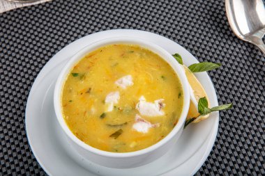 Kremalı ve maydanozlu balık çorbası. Kremalı ve doyurucu balık çorbası. Temiz yemek, sağlıklı ve diyet gıda konsepti. Yukarıdan bak, en iyi stüdyo çekimi..