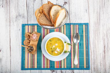Kremalı ve maydanozlu balık çorbası. Kremalı ve doyurucu balık çorbası. Temiz yemek, sağlıklı ve diyet gıda konsepti. Yukarıdan bak, en iyi stüdyo çekimi..