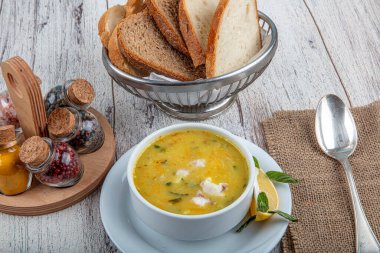 Kremalı ve maydanozlu balık çorbası. Kremalı ve doyurucu balık çorbası. Temiz yemek, sağlıklı ve diyet gıda konsepti. Yukarıdan bak, en iyi stüdyo çekimi..