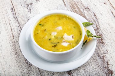 Kremalı ve maydanozlu balık çorbası. Kremalı ve doyurucu balık çorbası. Temiz yemek, sağlıklı ve diyet gıda konsepti. Yukarıdan bak, en iyi stüdyo çekimi..