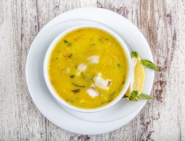 Kremalı ve maydanozlu balık çorbası. Kremalı ve doyurucu balık çorbası. Temiz yemek, sağlıklı ve diyet gıda konsepti. Yukarıdan bak, en iyi stüdyo çekimi..