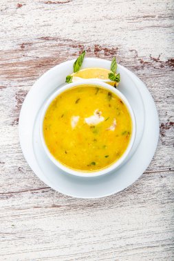 Kremalı ve maydanozlu balık çorbası. Kremalı ve doyurucu balık çorbası. Temiz yemek, sağlıklı ve diyet gıda konsepti. Yukarıdan bak, en iyi stüdyo çekimi..