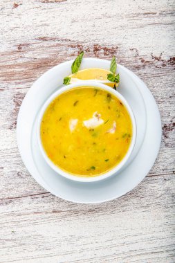 Kremalı ve maydanozlu balık çorbası. Kremalı ve doyurucu balık çorbası. Temiz yemek, sağlıklı ve diyet gıda konsepti. Yukarıdan bak, en iyi stüdyo çekimi..