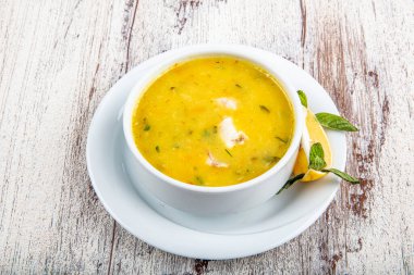 Kremalı ve maydanozlu balık çorbası. Kremalı ve doyurucu balık çorbası. Temiz yemek, sağlıklı ve diyet gıda konsepti. Yukarıdan bak, en iyi stüdyo çekimi..