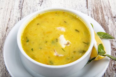 Kremalı ve maydanozlu balık çorbası. Kremalı ve doyurucu balık çorbası. Temiz yemek, sağlıklı ve diyet gıda konsepti. Yukarıdan bak, en iyi stüdyo çekimi..