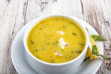 Kremalı ve maydanozlu balık çorbası. Kremalı ve doyurucu balık çorbası. Temiz yemek, sağlıklı ve diyet gıda konsepti. Yukarıdan bak, en iyi stüdyo çekimi..